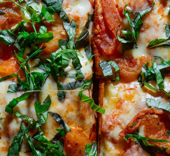 Pizza con albahaca fresca y tomatitos