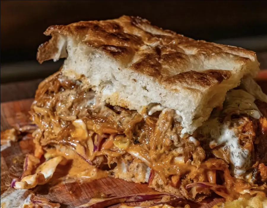 Sándwich de cerdo braseado con ensalada de repollo